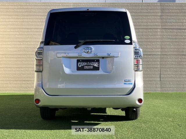 Toyota VOXY 2013-10 2318931-7