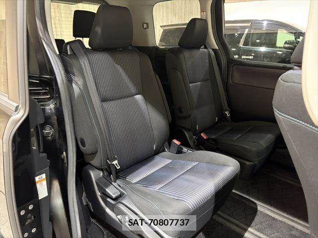 Toyota VOXY 2017-07 3390858-9