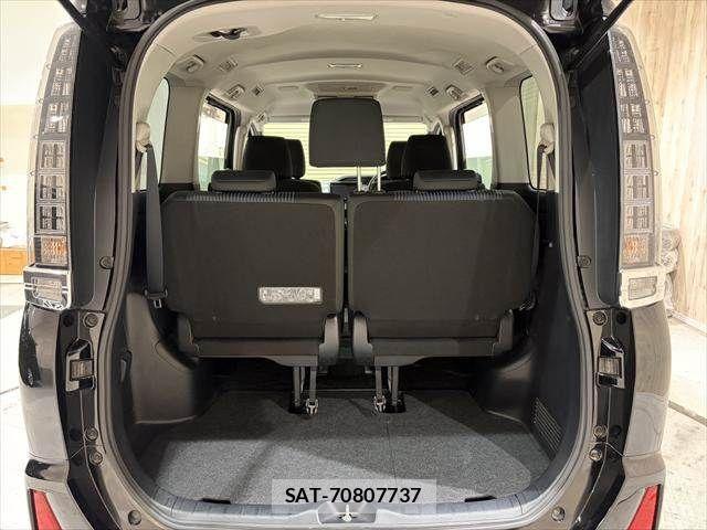 Toyota VOXY 2017-07 3390858-11
