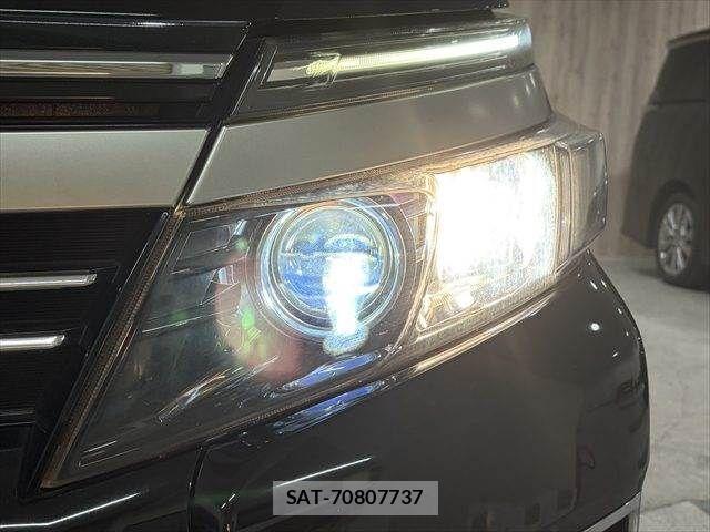 Toyota VOXY 2017-07 3390858-13