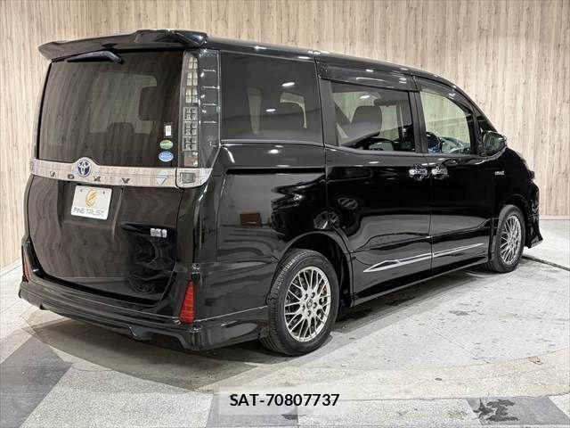 Toyota VOXY 2017-07 3390858-19