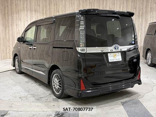 Toyota VOXY 2017-07 3390858-21