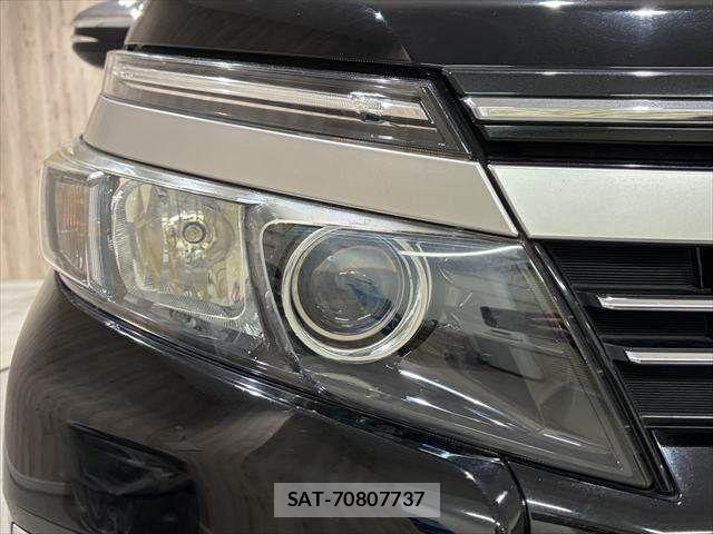 Toyota VOXY 2017-07 3390858-23