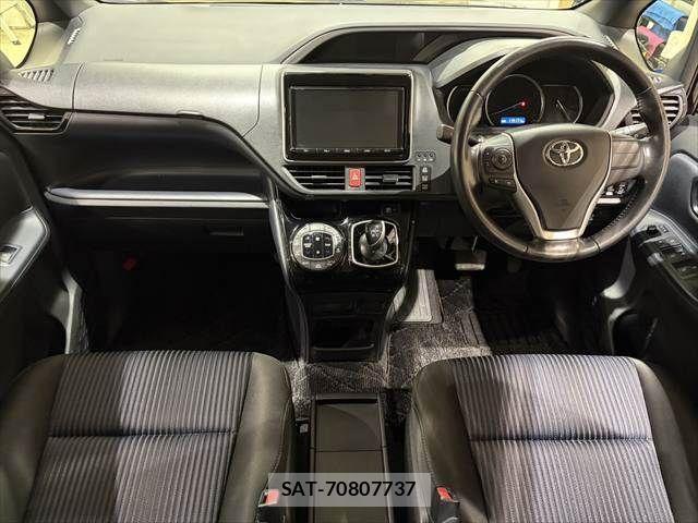 Toyota VOXY 2017-07 3390858-2