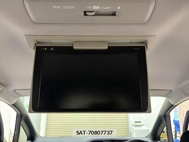 Toyota VOXY 2017-07 3390858-3