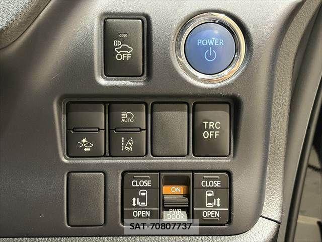 Toyota VOXY 2017-07 3390858-7
