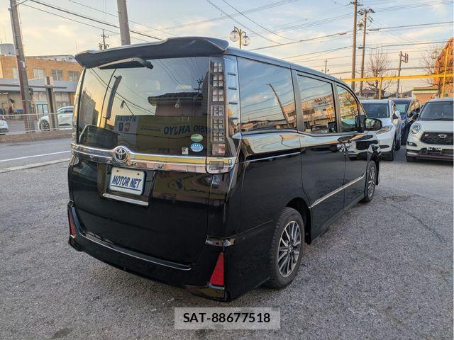 Toyota VOXY 2015-01 3390874-1