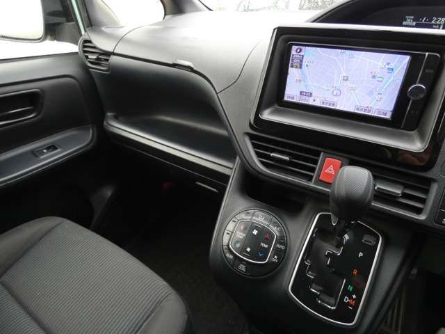 Toyota VOXY 2014-06 3687378-16