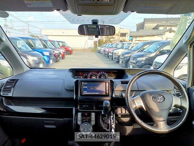 Toyota VOXY 2009-12 3779704-9