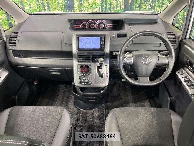 Toyota VOXY 2013-07 3779676-1