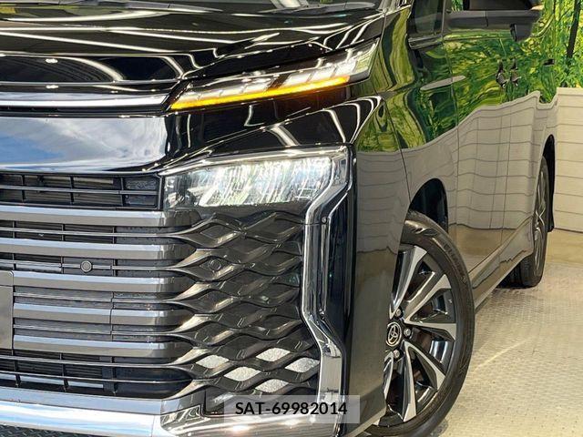 Toyota VOXY 2022-11 3911067-12
