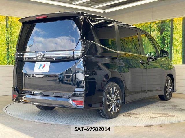 Toyota VOXY 2022-11 3911067-17