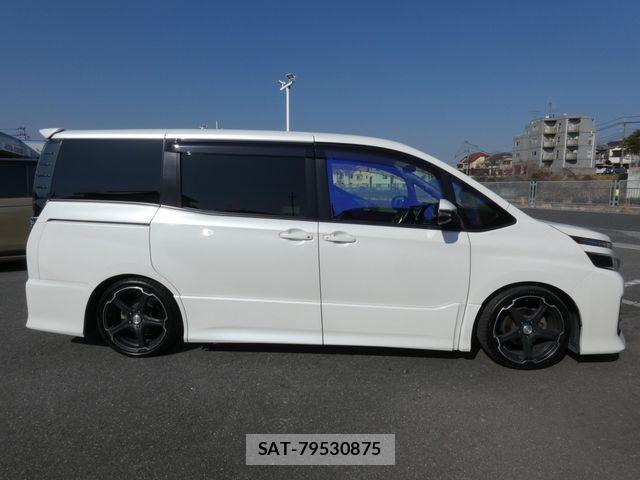 Toyota VOXY 2014-01 4051454-4