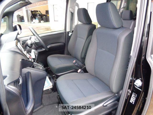 Toyota VOXY 2016-02 4051463-11