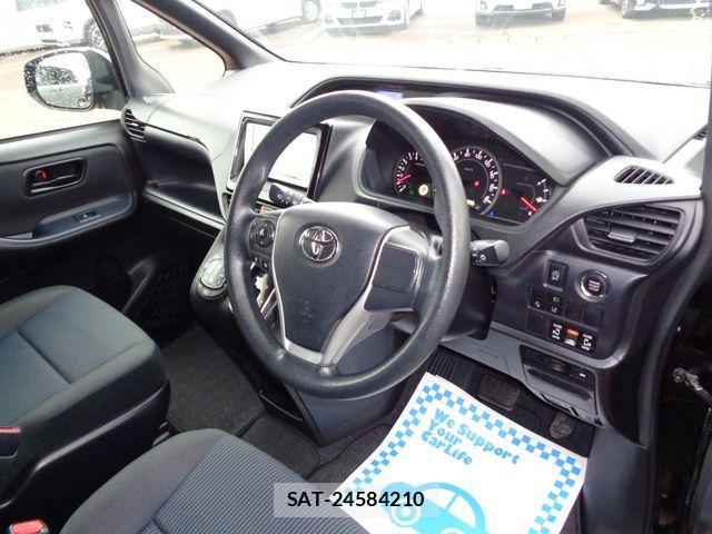 Toyota VOXY 2016-02 4051463-1