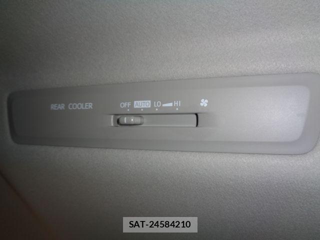 Toyota VOXY 2016-02 4051463-24