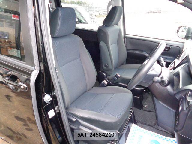 Toyota VOXY 2016-02 4051463-7