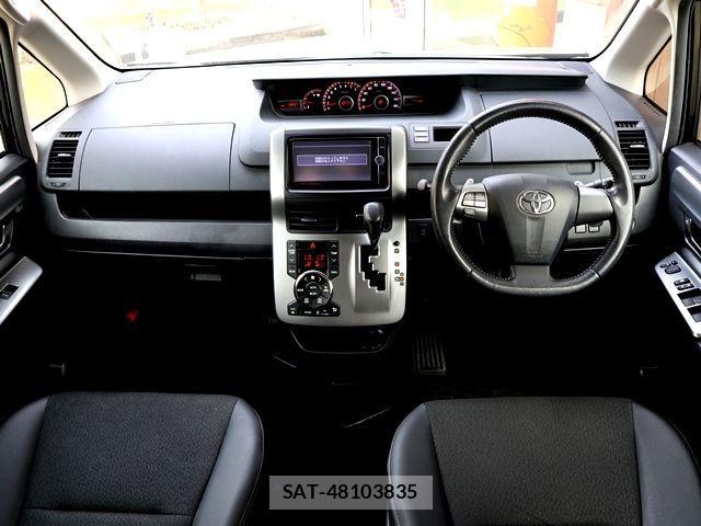 Toyota VOXY 2013-03 4051451-1