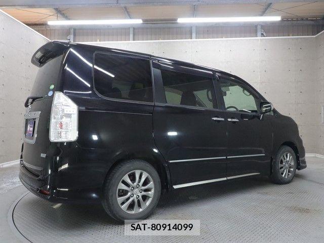 Toyota VOXY 2013-02 4424936-1