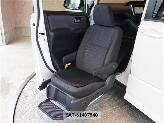 Toyota VOXY 2015-02 4759292-13
