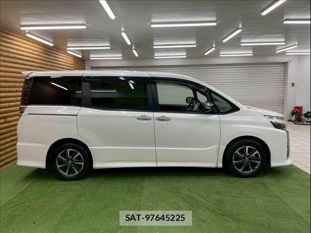 Toyota VOXY 2018-05 4759273-14
