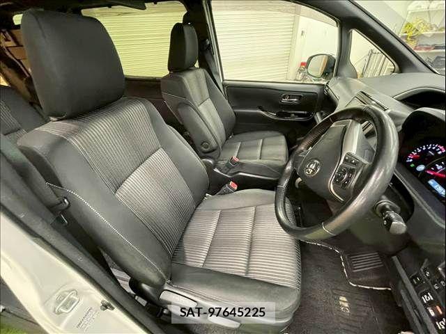 Toyota VOXY 2018-05 4759273-6