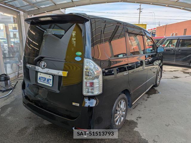 Toyota VOXY 2013-06 4993806-1