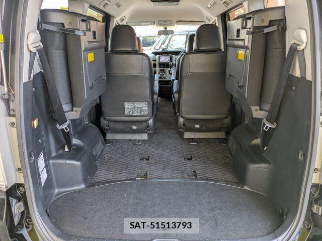 Toyota VOXY 2013-06 4993806-7