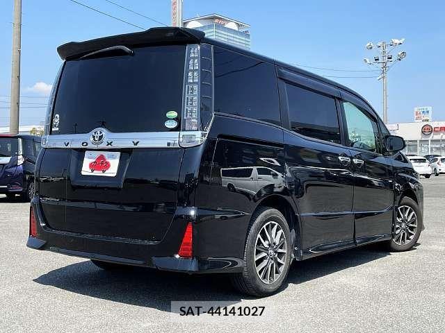 Toyota VOXY 2016-09 5882441-2