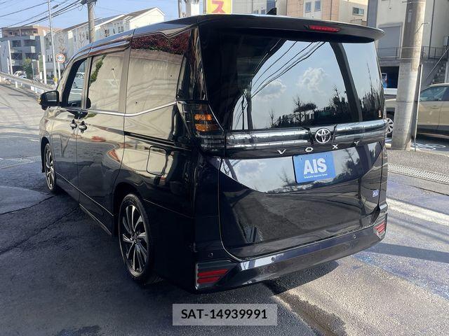 Toyota VOXY 2023-11 5882316-2