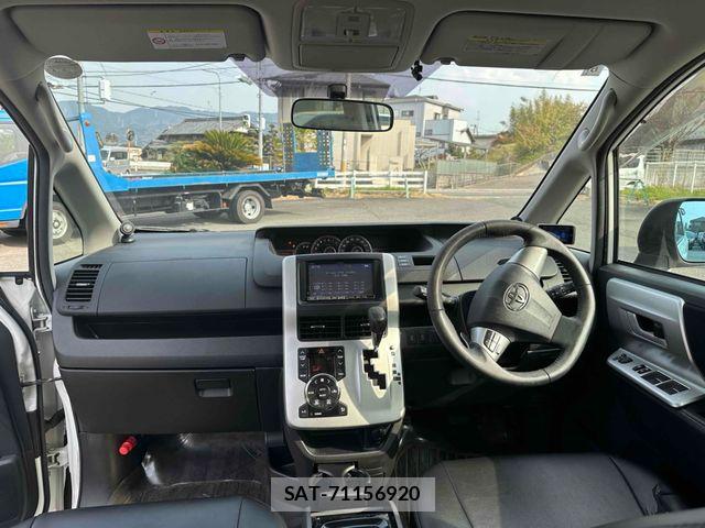 Toyota VOXY 2010-06 5882550-9