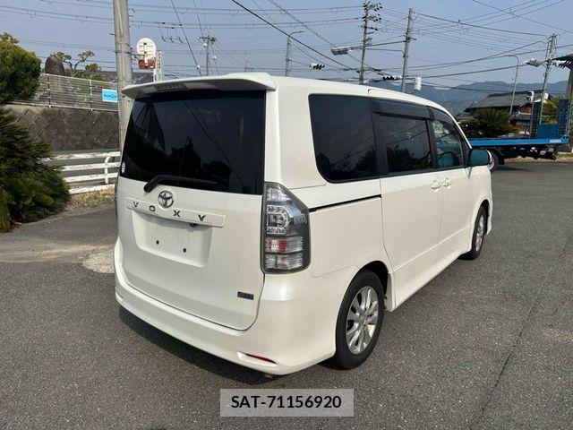 Toyota VOXY 2010-06 5882550-3