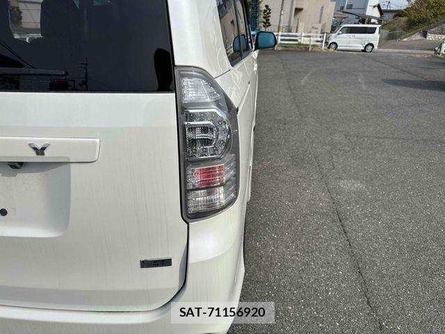 Toyota VOXY 2010-06 5882550-7