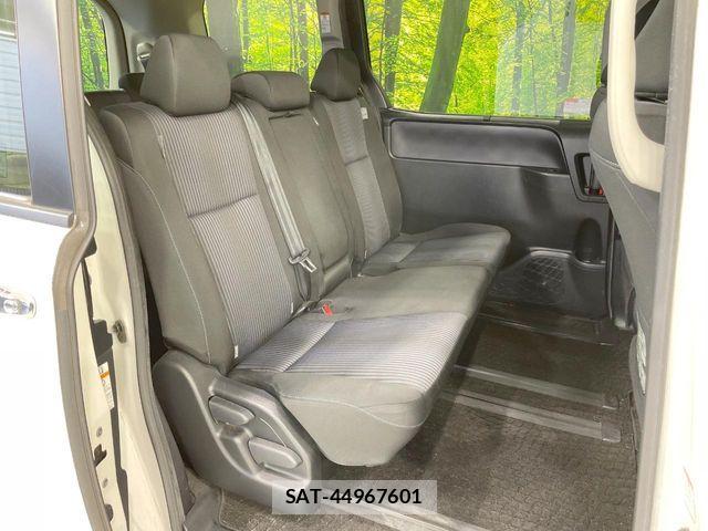 Toyota VOXY 2015-04 5882448-12