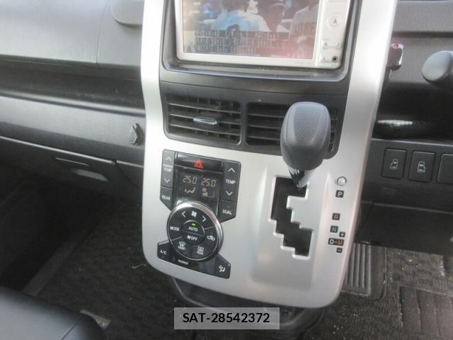 Toyota VOXY 2011-02 6022809-23