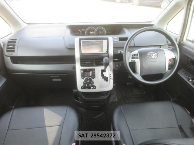 Toyota VOXY 2011-02 6022809-8