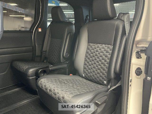 Toyota VOXY 2022-10 6022596-12