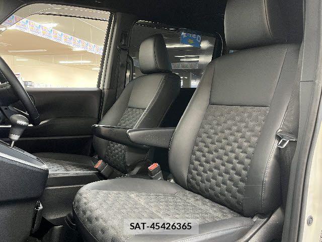 Toyota VOXY 2022-10 6022596-18