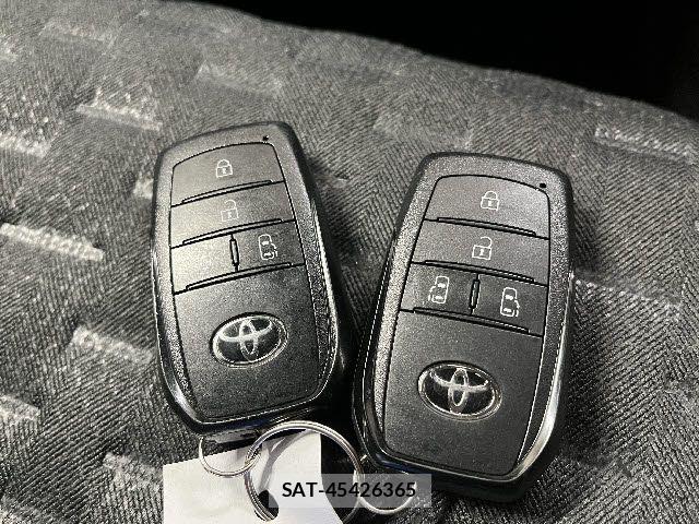 Toyota VOXY 2022-10 6022596-25