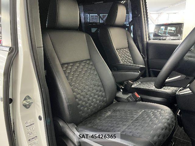 Toyota VOXY 2022-10 6022596-3