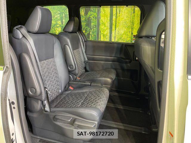 Toyota VOXY 2023-08 6220978-8