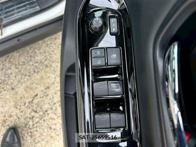 Toyota VOXY 2021-05 6277647-16