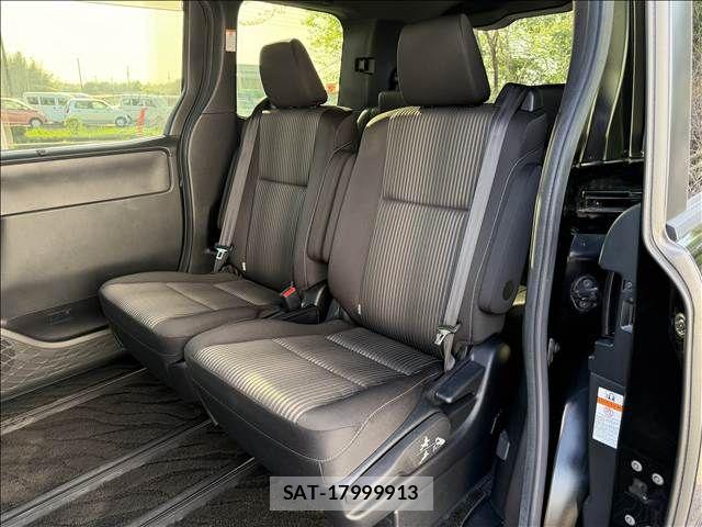 Toyota VOXY 2018-01 6277652-9