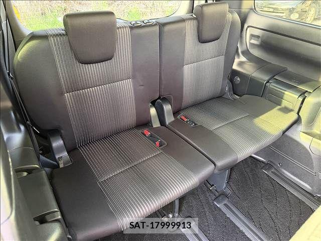Toyota VOXY 2018-01 6277652-11