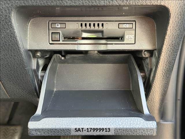 Toyota VOXY 2018-01 6277652-14