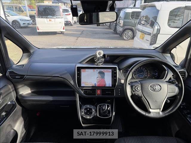 Toyota VOXY 2018-01 6277652-1