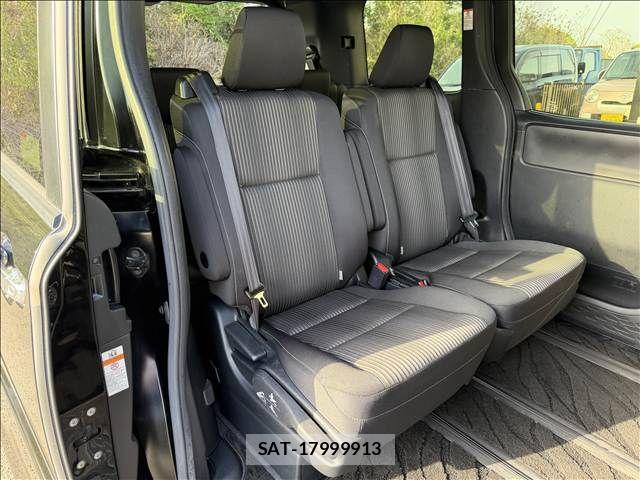 Toyota VOXY 2018-01 6277652-25