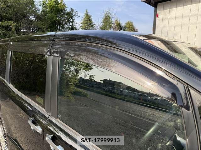 Toyota VOXY 2018-01 6277652-29