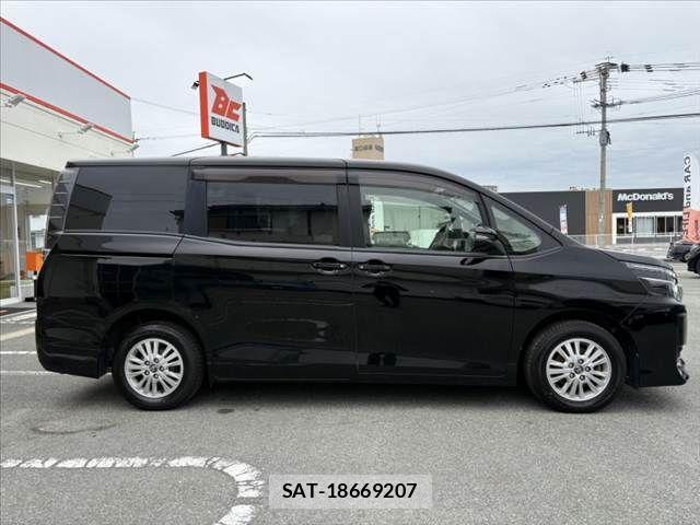Toyota VOXY 2014-10 6307188-11