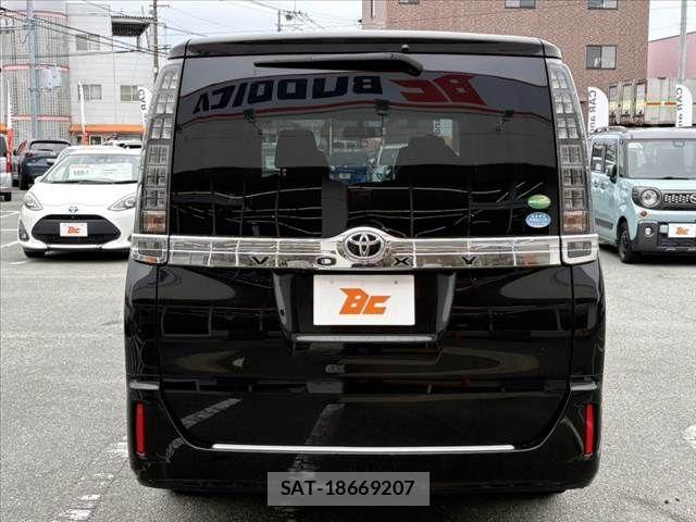 Toyota VOXY 2014-10 6307188-13